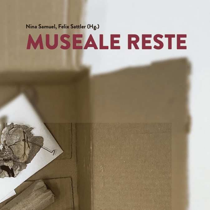 Buchcover des Sammelbands Museale Reste, herausgegeben von Nina Samuel und Felix Sattler. Vor einem hellen Hintergrund sind geöffnete Kartons aus brauner Pappe arrangiert. In einer Kartonecke liegen verschiedene Objekte: eine transparente Glühbirne, eine gerollte Pappröhre sowie ein kleines Präparat oder Fragment auf weißem Papier, das von feinen roten Linien durchzogen ist und mit einer Nadel befestigt wirkt. Der Titel MUSEALE RESTE erscheint in großen dunkelroten Buchstaben im oberen Bereich. Unten stehen die Reihenangabe Bildwelten des Wissens, Band 18 sowie der Verlag De Gruyter. Die Anordnung der scheinbar beiläufig abgelegten Objekte verweist auf Fragmente, Aufbewahrung und materielle Überreste in musealen Kontexten.